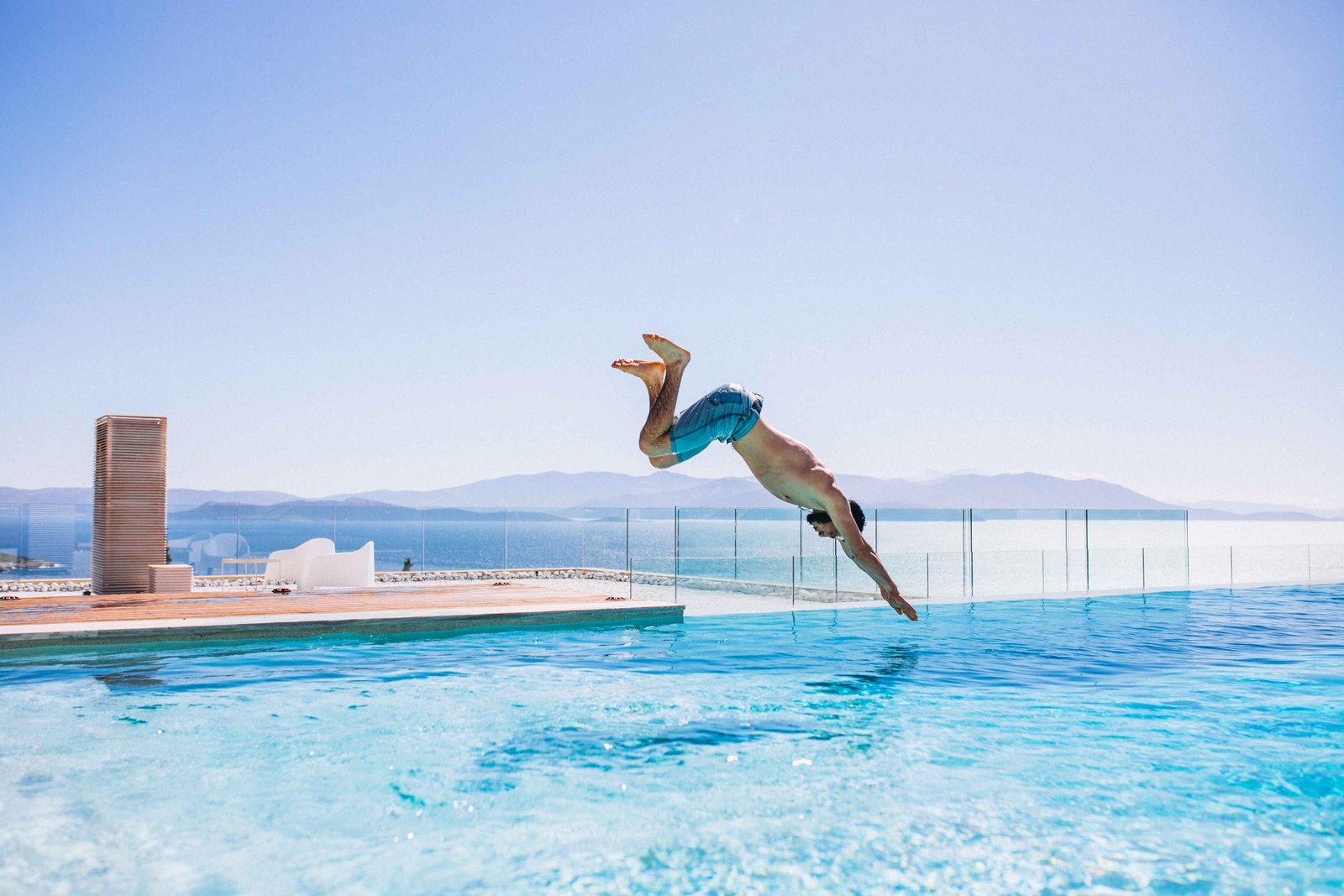 Pool moments. Прыжок в бассейн. Прыгает в бассейн. Человек прыгает в бассейн. Прыгнуть в бассейн.