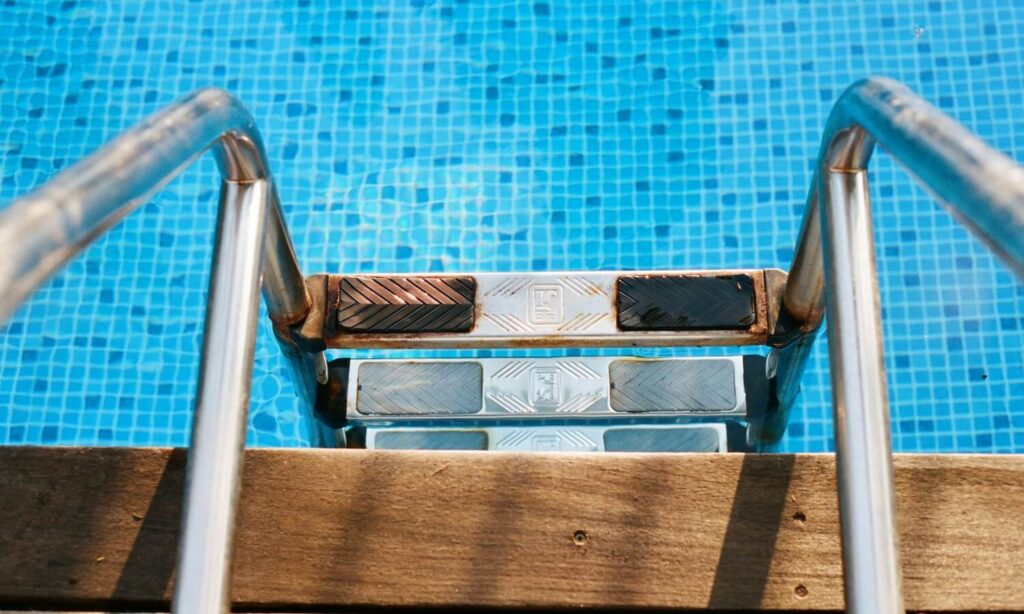 reformar o construir piscina